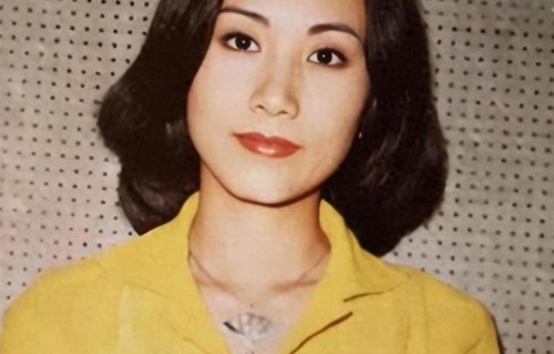 78岁路都走不稳还开演唱会捞金，全网恶评如潮，她却扬言回馈粉丝