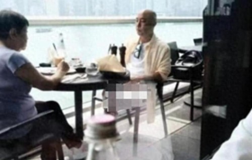 张卫健陪母亲用餐被偶遇，主动摘口罩显亲和，孝顺低调圈粉无数