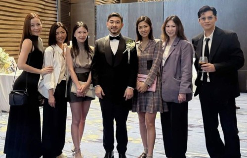 恭喜！香港知名演员宣布结婚，身材发胖变油腻，网友直呼不敢认
