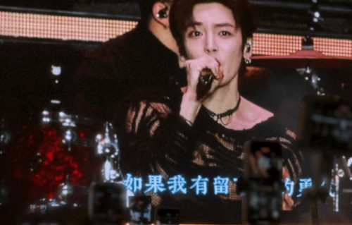 侯明昊南京音乐节燃爆寒夜:全开麦高音宠粉比心,佛山站新视觉预告引期待