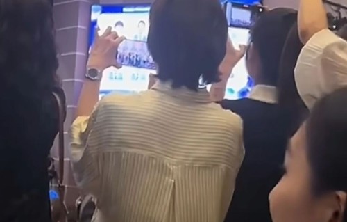 53岁董卿现身儿子毕业典礼，褪去央视一姐光环，依旧难逃两极争议