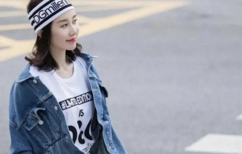 舒畅留甜美短发，身穿牛仔外套搭白色纱裙，真清新甜美好似美少女