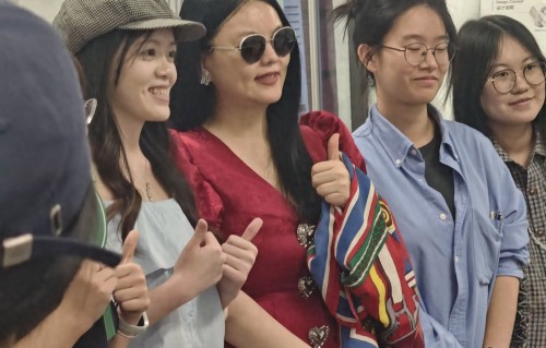 50岁李湘现身湖南大学看毕业展，身材暴瘦变化大，贵妇打扮超惊艳 