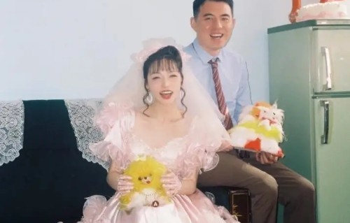 38岁夕又米晒全家福庆木婚，穿新中式套裙温婉端庄，圈外老公年轻帅气