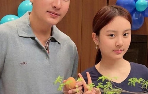 42岁贾乃亮生日现场没有几个人，照片中只有女儿甜馨在为爸爸庆生