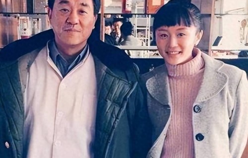 原来她是何冰老婆！结婚28年无绯闻，如今儿子美国留学要子承父业 