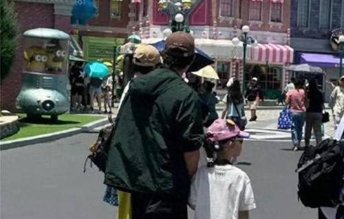 唐嫣一家三口在环球影城游玩被偶遇，画面温馨，小小糖好可爱