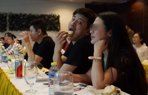 张雪峰前女友谜之操作，买下同小区房子称要替他守家，好友发声了