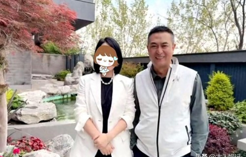 张嘉益现状：白发染黑太年轻，住西安大别墅，与二婚妻子甜蜜依旧 