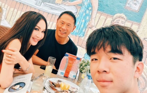 温碧霞一家国外度假，60岁穿吊带裙似少女，17岁养子越来越像老公