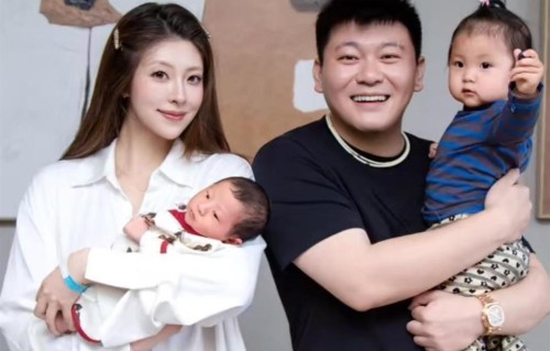 太壕了！李谣产子一天后，韩景枫送20多万的包，阳台前穿内裤跳舞