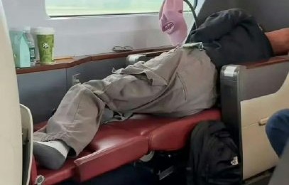 赖伟明鞋被踩是这件事的真实经过吗？|高铁|异味|拍摄者|吐槽|艺人
