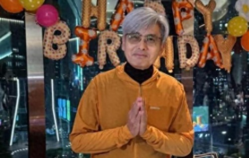 周润发71岁生日会现场曝光，太太抱爱犬与他合照，吹烛方式很另类