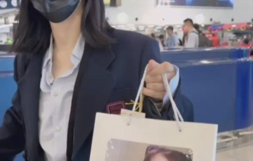 内娱友情天花板！谢娜感谢李小冉粉丝支持小冉，26年的友情奔赴