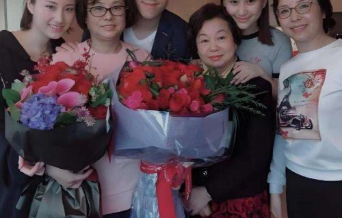 何超莲晒母亲生日合影，窦骁又不见，三房排外模式成谜