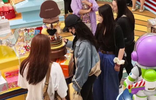 刘亦菲泰国清迈逛街被偶遇，现身泡泡玛特