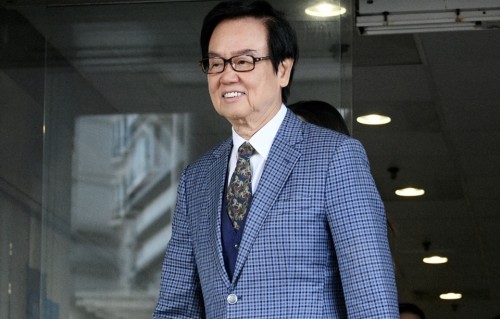 80岁黄百鸣主动入狱服刑，一言不发走入囚室，20万保释金将退还