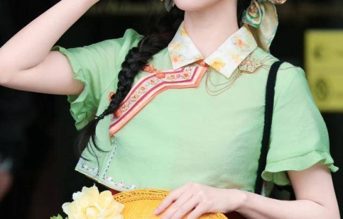 白鹿变身菠萝妹!穿惠安女服饰亮相泉州,一个操作让全场笑翻