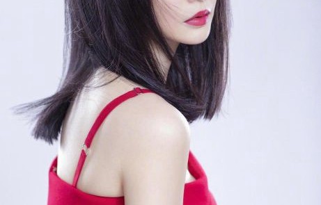 柳岩微博晒新照,一袭吊带红裙身材完美, 戴长耳环吊坠气质优雅