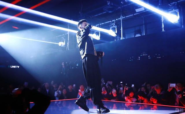 李荣浩演唱新歌〈戒烟〉到一半却咳嗽