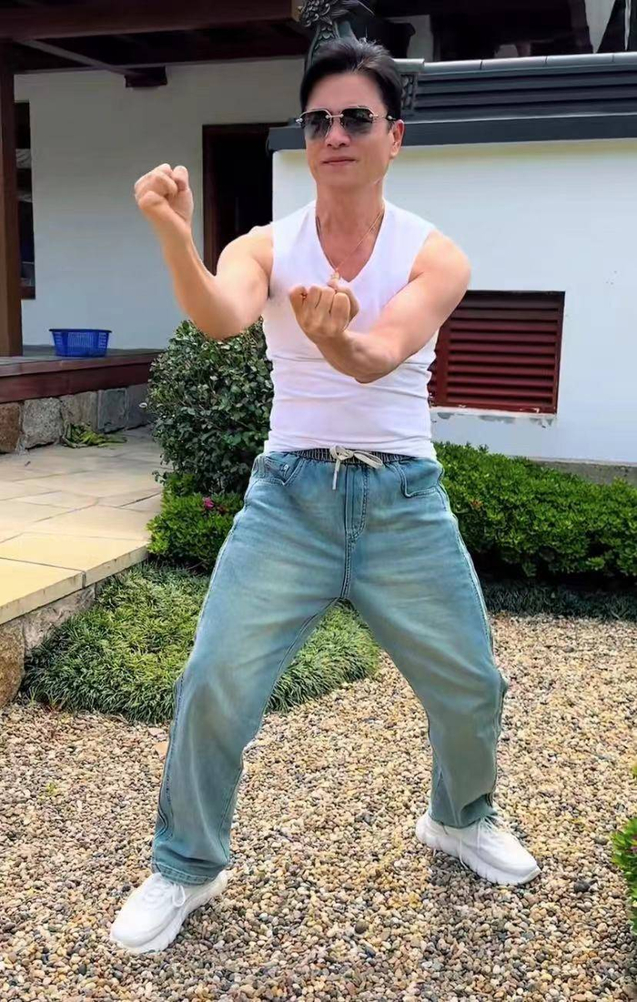 吕良伟曾经历过三段婚姻。与前妻周海媚因戏结缘,相恋三年后结婚,但未注册,不到一年因性格不合分手,而周海媚已去世。第二任妻子是女富豪邝美云,两人婚后因争吵与冷战在八个月后离婚。直到遇到杨小娟,两人感情契合,生活至今已有24年。 2025年圣诞平安夜,吕良伟举办了盛大的生日宴会,尽管他的生日是22日,但宴请的宾客涵盖影视界与商界名流,可谓港圈半壁江山的聚会。向华强兄长丧事未满七日仍坚持出席,显示了他们深厚的友情。吕良伟身姿挺拔,头发浓密无白发,面容精致且几乎无皱纹,网友戏称他是70岁的小伙子,甚至有人调侃他刷老年卡都需要证明年龄。 吕良伟的保养秘诀主要是深蹲,他的小腿肌肉坚硬如石,每天清晨五点练习气功和太极两小时,饮食以蔬菜水果为主,近二十年戒晚餐。2024年体检显示,他的生理年龄仅为39岁。 他的人生哲学是:一生没有失败,只有成长;没有敌人,只有老师;做得好要庆祝,做得不好要记住经验。有人认为他可能通过医美保持年轻,但大多数人认为,这都是长期自律的成果。 吕良伟自幼习武,练扎马步、站桩和学习佛经,他不跑步,但通过力量训练保持身体状态,尤其注重腿部锻炼,每天深蹲、扎马步,以维持肌肉量和新陈代谢,对抗衰老。饮食方面以蔬菜、水果、豆类和坚果为主,早餐丰盛,午餐适中,晚餐则不进食。他认为愉快的心情能够直接影响身体细胞,因此强调与人为善、家庭和睦。这种积极乐观的心态,也是他保持年轻的重要因素。