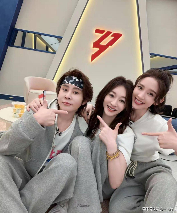  第一次淘汰赛录制时，王濛和李小冉在不同组。王濛的队伍获胜，李小冉的队伍有人被淘汰。结果公布后，王濛坐下，把手中的纸揉成一团扔在地上。几秒钟后，她又弯腰捡起纸，展开，递给身旁哭泣的李小冉。这个小动作被镜头捕捉，第二天，我只是生气了，又不是不爱了成为热门话题。 舞台总监阿kenn在训练日记中写道：王濛学动作很慢，但极其认真。一个抬手动作，她可以重复两百次。她问我：‘这样够甜吗？’我说：‘自然一点就好。’她说：‘我自然起来就是速滑的姿势。’日记最后一段写道：今天公演结束，王濛下台后第一句话是：‘终于结束了。’然后她笑了，那种如释重负的笑。 公演结束第三天，王濛在微博发了一张照片，手上贴着一张粉色便利贴，上面画着笑脸，配文写道：贴上了，撕不下来，就这样吧。这条微博收获三十七万条评论，其中最高赞的留言是：没事，我们爱看。