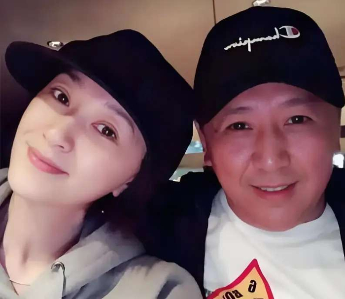  生活里，两人的家并不奢华，家中养了猫，阳台上摆着几盆植物。日常就是买菜、做饭、改稿子，平凡而温暖。李小冉起床晚一点，他起得早一点，咖啡与剧本成为家里的固定节奏。偶尔猫咪闹腾，路由器坏了，东西掉落，他们也会为小事争吵几句，但很快就烟消云散。这些琐碎的片段堆叠起来，才构成真正的生活。 李小冉的路并不轻松，感情中受过伤，也经历过低谷，但她最终把自己活得踏实稳健。如今，她不靠热闹证明幸福，而是靠日常的点滴积累感受生活。对于一个经历过风雨的人来说，能够与懂自己的人安静共度岁月，这份平凡而踏实的幸福，本身就是最珍贵的馈赠。