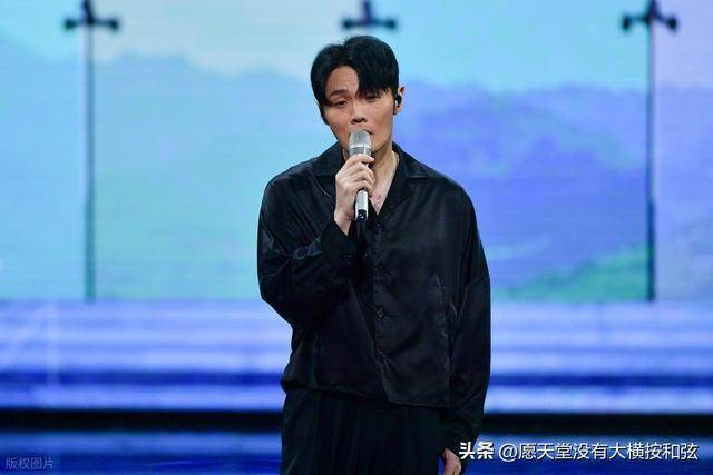  最后，为什么李荣浩能够做到这一点呢？《李白》一年躺赚2000万，而其他歌却做不到？答案就在版权结构上。李荣浩是行业里极少数能把词曲版权和录音版权都掌控在自己手里的艺人。其他顶流歌手如周杰伦、林俊杰、陈奕迅，虽然他们的歌火爆，但他们的版权大多被唱片公司和其他机构握在手里。而李荣浩从一开始就走了一条与众不同的路：自己写、自己唱、自己制作、自己发行。正因为如此，《李白》火了以后，所有的收入都归他自己。没有唱片公司分成，也没有词曲作者、制作人分成。所有的钱，都是他自己的。这就是李荣浩最强的地方。 所以，回到最初的问题，李荣浩能靠《李白》年入2000万，靠的不是唱得多好，而是他早早就懂得，歌曲的版权才是财富的源泉。在你还在纠结这首歌能不能火的时候，李荣浩早就开始思考这首歌的版权归谁了。这，才是真正的差距。你第一次听《李白》是什么时候？评论区聊聊。