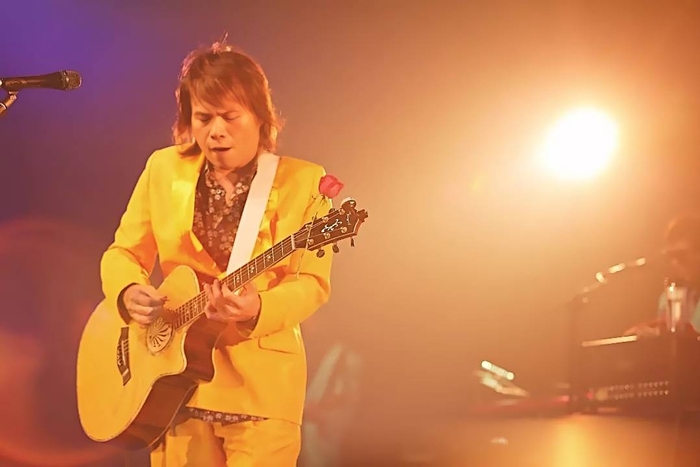 58岁的人，常年高强度巡演、熬夜、奔波。旧伤加慢性病，一点点耗着身体。我们总记得他唱《挪威的森林》的狂放，记得《Last Dance》的温柔。却忘了，他也是凡人，也会痛，也会累。硬汉不是铁打的。只希望他别再硬撑。好好歇歇，身体好了，才能唱更久的歌。