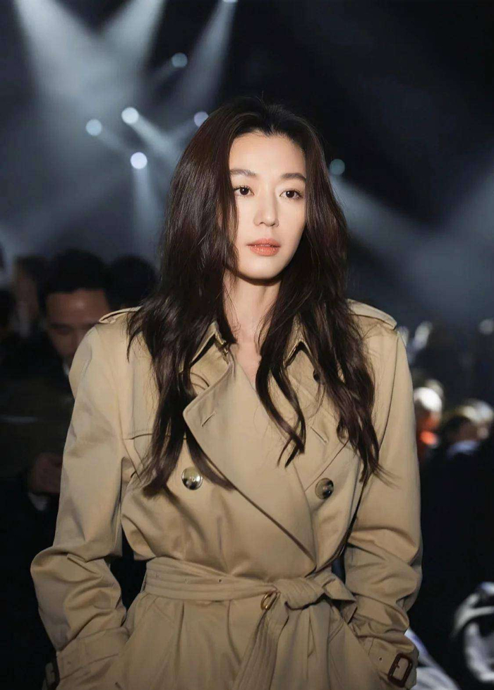 从国民女神到团队也救不回的境地,全智贤的遭遇无疑揭示了娱乐圈的残酷现实:颜值会消逝,流量会减退,唯有尊重与底线才能长久立足。如今,她的生图被群嘲,与其说是岁月无情,不如说是口碑坍塌后的连锁反应——毕竟观众的眼睛向来雪亮,谁又会为失德艺人的崩图买单呢?