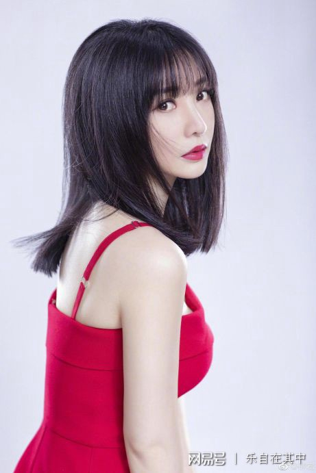 4月14日晚，知名80后女星柳岩，在微博上晒出了一组个人美照。（来源：乐自在其中）