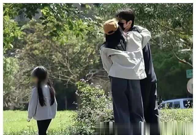  随着话题发酵，网络上对这一家庭的讨论也引发了两极化的争议。支持者纷纷表示：太让人羡慕了！高圆圆和赵又廷不仅夫妻恩爱，对孩子也这么用心，这才是神仙家庭该有的模样！Rhea真的好幸福，被父母宠爱着，还能免于曝光，拥有一个纯粹的童年，太珍贵了；还有人感慨高圆圆的状态：45岁依旧保持着如此温柔又有力量的气质，果然被爱包围的女人，永远都不会老。但也有不同声音出现：低调得过于矫情了吧？既然是公众人物，被拍到孩子是很正常的，没必要过度紧张。有网友甚至提出：不曝光正面照真的是保护孩子吗？或许只是另一种营销，靠‘低调育儿’博取好感。甚至有更深层次的讨论：明星带娃到底该低调保护隐私，还是适度曝光让孩子适应公众视野？过度保护孩子，是否会让孩子与社会脱节？明星的低调育儿是否真心为孩子，还是另有其目的？ 其实，这场争议的焦点，正是大家对于明星育儿边界的不同理解。在我看来，高圆圆和赵又廷的难得之处，不在于他们有多低调，而在于他们始终坚守孩子优先的原则。他们没有因为自己是明星身份，就把孩子当作流量密码，也没有因为外界的好奇心而突破自己的底线，而是始终将孩子的成长放在第一位。用陪伴代替曝光，用尊重代替消费，这才是他们的育儿哲学。 有网友好奇：Rhea到底更像高圆圆还是赵又廷？求个正面照！也有人调侃赵又廷：娶了神仙女神，还生了这么可爱的闺女，人生赢家也太彻底了！其实不管Rhea更像谁，有一点可以肯定，她的童年一定是充满爱与幸福的。高圆圆45岁依旧温柔优雅，赵又廷始终深情专一，他们用自己的相处模式，默默告诉所有人：幸福从来不是刻意营造的假象，而是藏在那些平凡的日常里——三餐四季、亲子共伴的点滴瞬间。