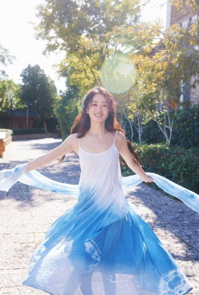本届白玉兰最佳女主提名阵容堪称豪华，任素汐、孙俪、吴越、杨幂、杨紫同台竞争，名额有限，优中选优必然留下遗憾。群像剧本身就容易弱化主角光环，因此女配突围、女主落选，也反映了剧集整体叙事的偏向。一场奖项提名，只是阶段性的专业评判，从来无法完整定义一名演员。观众认可赵丽颖在《小城大事》中的表演，剧集收获国民口碑，这份大众喜爱，本身就是最有力的肯定。李登科的解读，也提醒大家以理性看待奖项输赢，不必因一次结果而过度纠结。 历经四次冲击白玉兰，赵丽颖始终保持沉稳从容，专注于拍戏、打磨角色，从不为一时得失所困。一次落选，是提醒，更是新的起点。期待赵丽颖以此为契机，跳出固有的表演舒适圈，不断挑战风格迥异的角色，用更多突破性的作品，完成属于自己的进阶之路。奖项终会到来，而踏实前行的演员，永远值得等待。