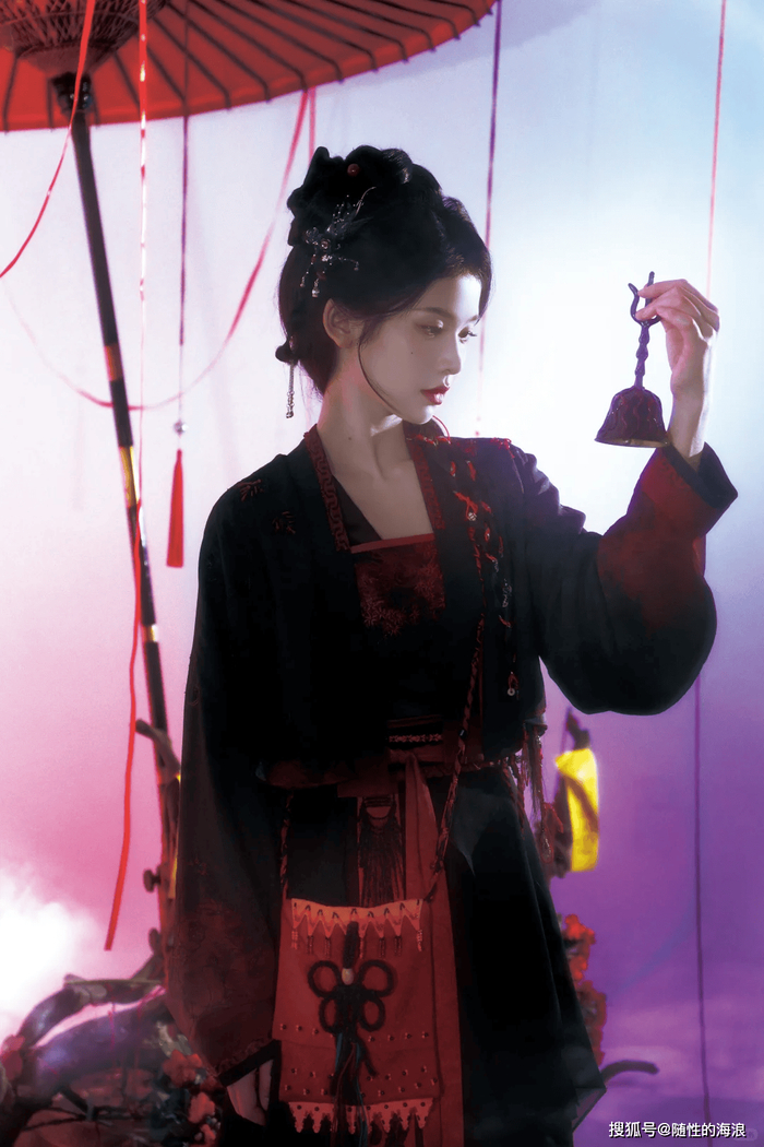 全剧横店取景，历时 110 天拍摄，反套路仙侠人设搭配神仙阵容，不少观众早早列入追剧清单，坐等剧集杀青上线！