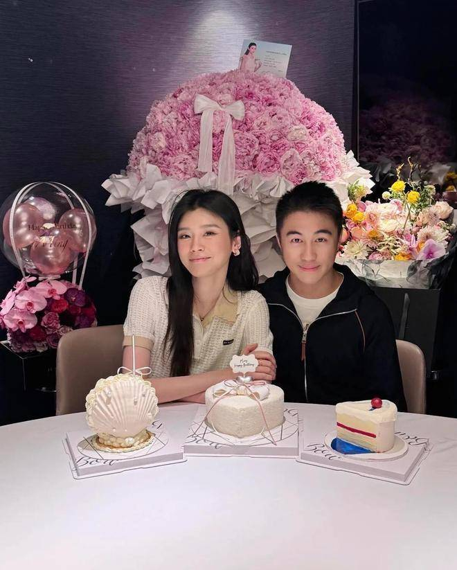 从2017年的一见钟情，到2019年的闪婚生子，再到2026年的补办婚礼，这七年的岁月见证了他们从不被看好，到如今成为许多人心目中嫁给爱情的典范。在喧嚣的豪门世界里，他们用自己的节奏，书写着属于自己的爱情篇章。