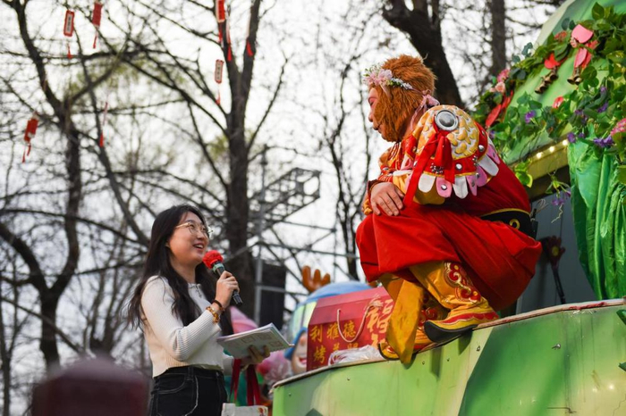 4月23日,“雪饼猴”王铁柱与游客互动。组图均为新华社记者 张楠 摄