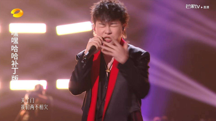 事件发酵不到两小时,胡彦斌工作室便发布道歉声明,承认因近期高强度排练导致 vocal 状态波动,同时不失幽默地表示会把这次破音做成手机铃声当作纪念。网友评论随即出现反转——有人晒出他凌晨三点仍在录音室的照片,感慨音乐人也不容易;也有观众理性建议:竞技舞台上还是要对自己和观众负责,状态不好可以调整歌单嘛。截至发稿,《你要的全拿走》的破音片段在短视频平台上的播放量已突破一亿次,#胡彦斌教你如何救场破音#更是迅速成为新的教学梗,引发大量模仿与讨论。