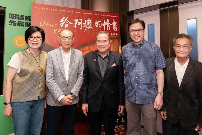 创新科技及工业局局长孙东(右二)、香港潮属社团总会主席胡定旭(中)为座上客。