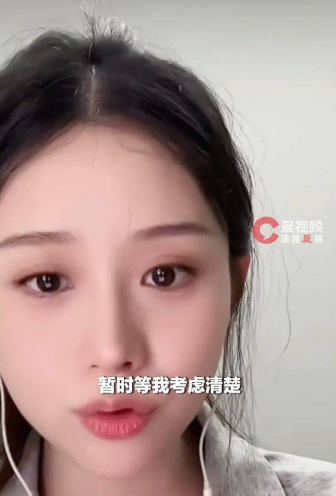 片中另一位素人演员李思潼则选择了转型成为专业演员。两人的人生选择截然不同,也折射出普通素人在面对演艺圈机遇时的多样抉择:有人勇敢地奔赴前路,有人则甘愿回归平凡日常。